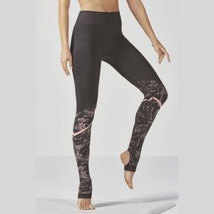 NWT - SEAMLESS PRINTED LEGGINGS - MEDIUM